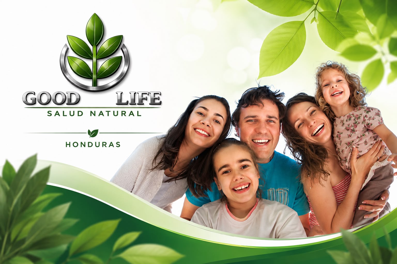Familia sonriente y hojas verdes — Good Life Salud Natural Honduras